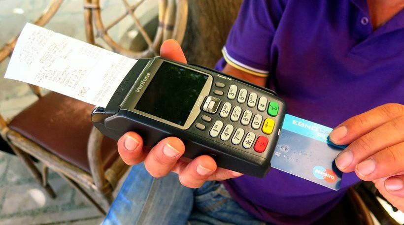 Προσοχή στις κάρτες πληρωμών -Σπείρες απατεώνων μπορούν να τις αντιγράψουν